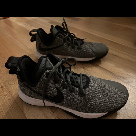 LeBron Witness 3 Nike Air Sneakers - Picture 11 of 12